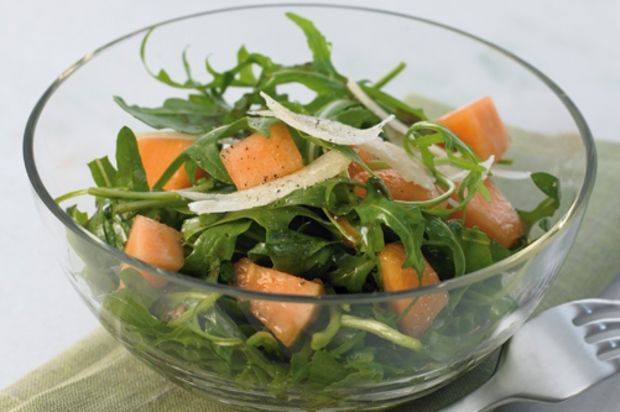 Rucolasalat mit Melonen an Sojadressing