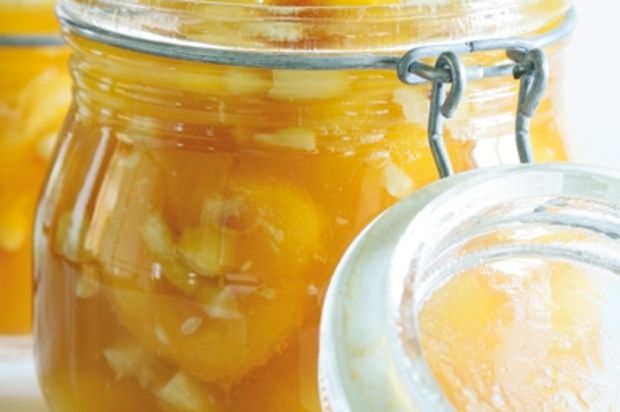 Aprikosenkompott mit Mandeln und Amaretto