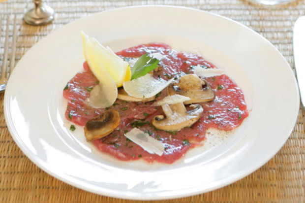 Rindscarpaccio mit gebratenen Champignons