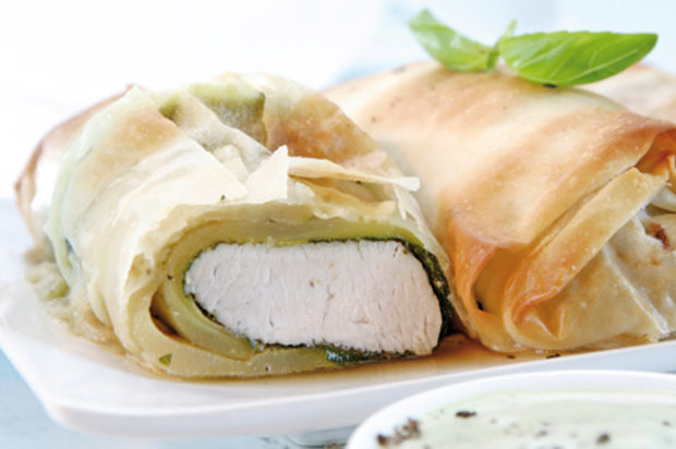 Kleine Truthahnstrudel mit Basilikumsauce