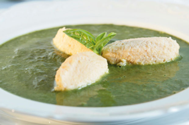 Spinatsuppe mit Räucherlachsklösschen