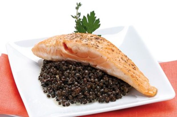 Lachs auf Senflinsen