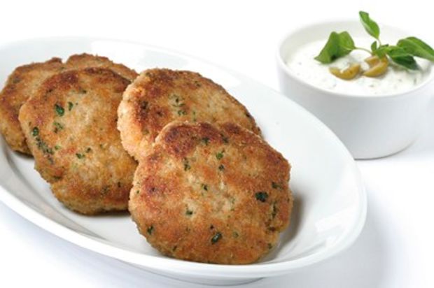 Kalbfleisch-Hacksteaks an Oliven-Joghurt