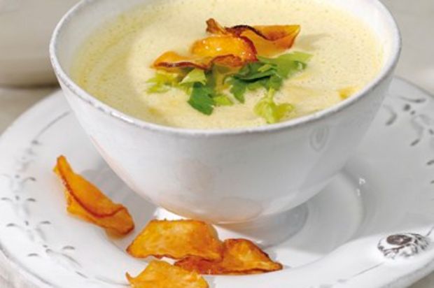 Süsskartoffel-Schaumsuppe mit Kartoffelchips