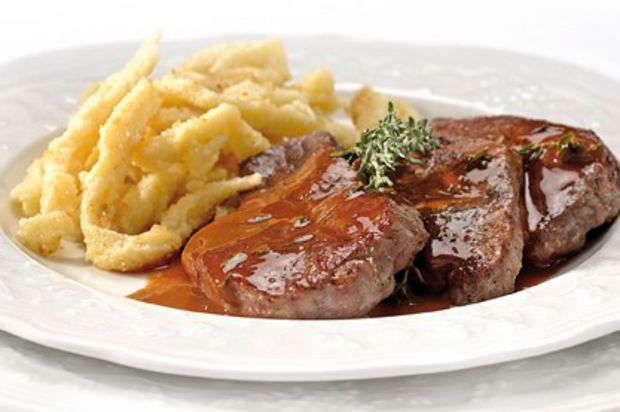 Rehmedaillons an Thymian-Rotwein-Jus