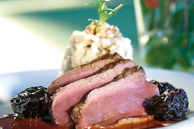 Hirschentrecôte mit eingelegten Dörrpflaumen