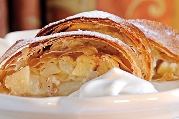 Birnen-Quitten-Strudel mit Zimtrahm