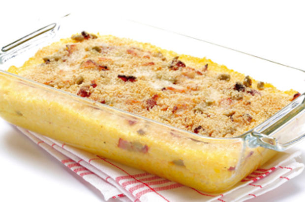 Polenta-Auflauf mit Speck und Oliven