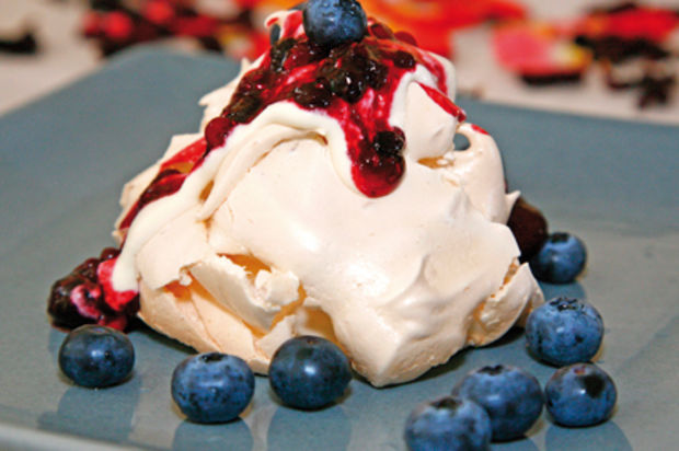 Pawlowa mit Beeren
