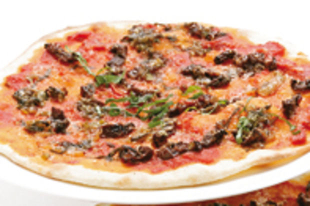 Pizza mit zweierlei Tomaten