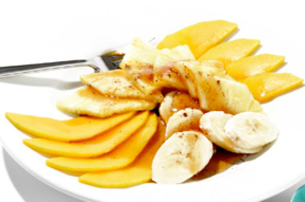 Exotische Früchte an Nelkensirup