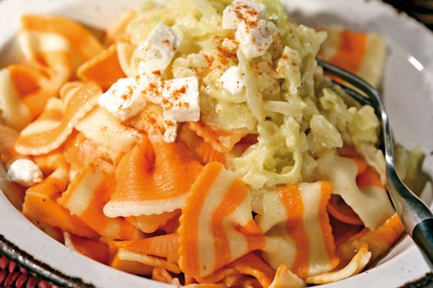 Farfalle mit Kabis und Feta