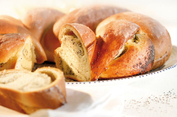 Hefekranz mit Mohnfüllung