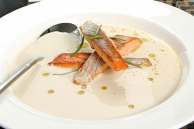 Weisse Bohnensuppe mit gebratenem Saibling