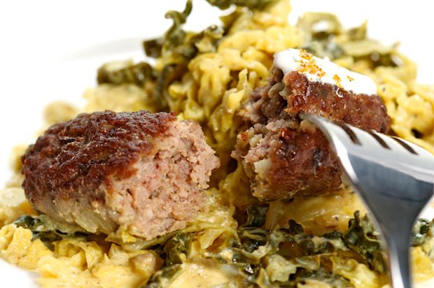 Cevapcici auf Curry-Wirz