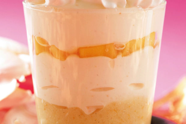 Apfelcreme mit Mango unter der Baiserhaube