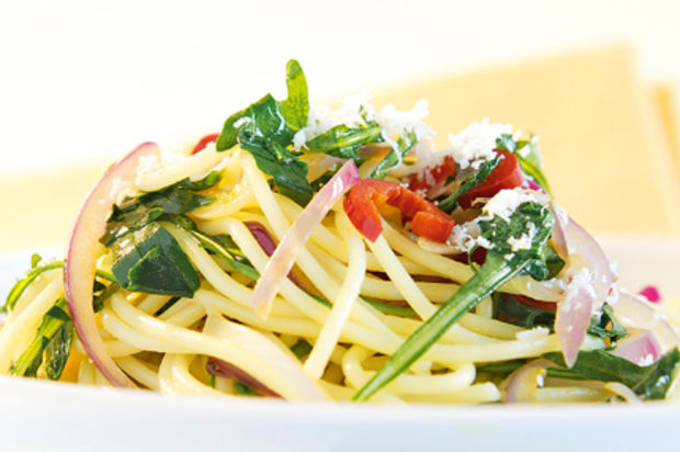 Spaghettini mit Rucola und roten Zwiebeln
