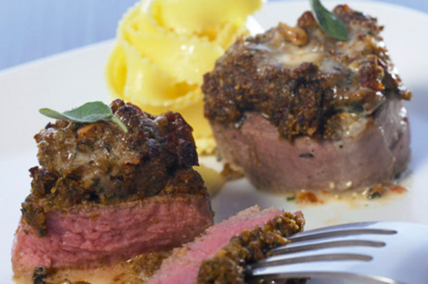 Überbackene Kalbsfiletmedaillons mit Kräuterpesto