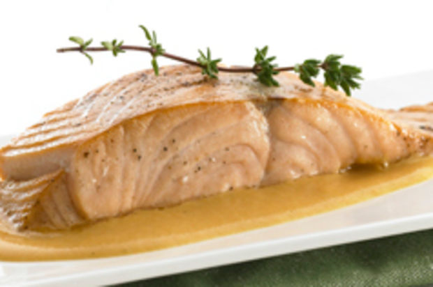 Gebratener Lachs an Peperoni-Sabayon