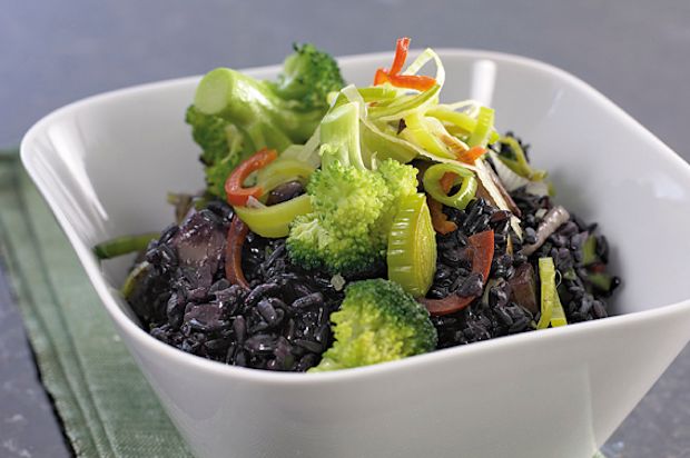 Schwarzer Risotto mit Broccoli und Lauch