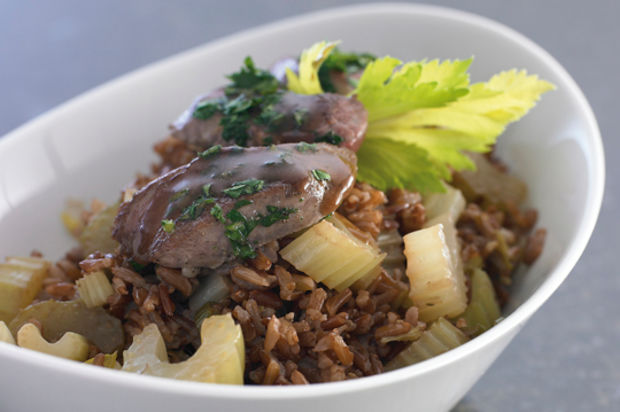 Roter Reis mit Stangensellerie und Lammfilets