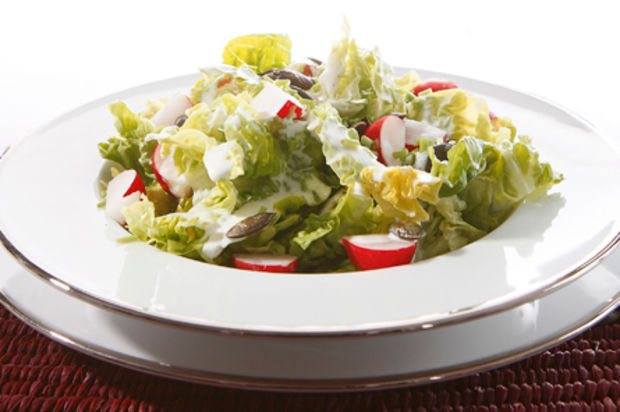 Frühlingssalat an leichtem Gorgonzola-Dressing