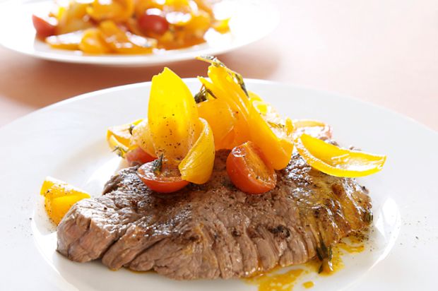 Rindshuftsteaks mit Safranzwiebeln