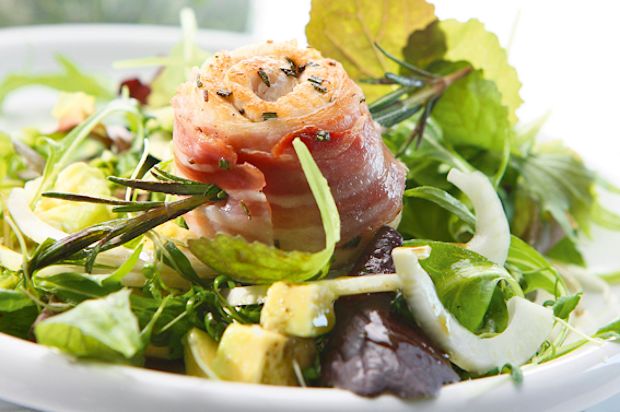 Spinatsalat mit Poulet und gebratenen Süsskartoffeln