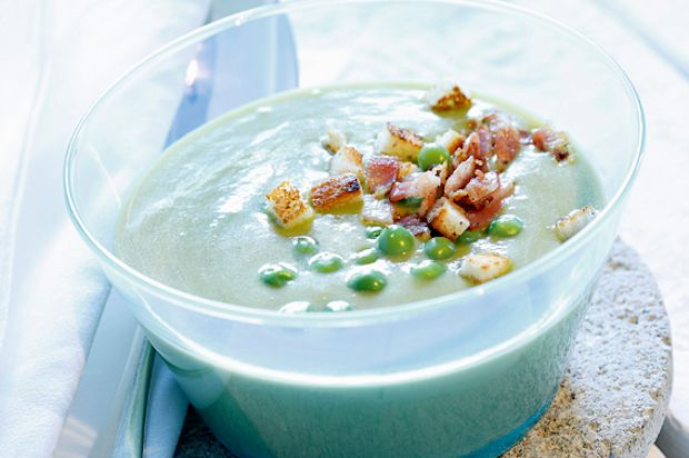 Erbsenrahmsüppchen mit Speck und Croûtons