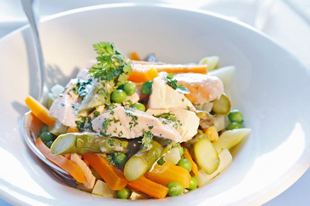 Frühlingsgemüsesalat mit Lachs