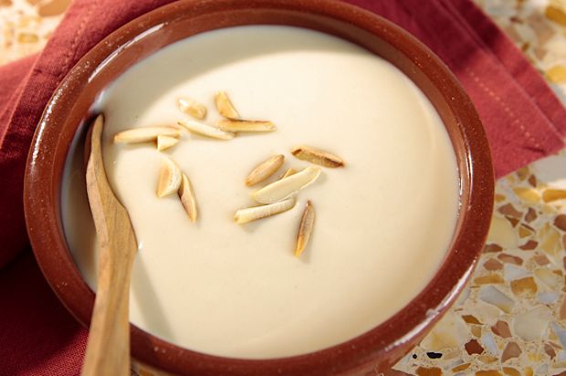 Menja blanc – Süsse Creme mit Mandeln und Zimt