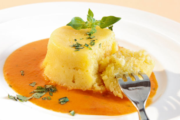 Käseflan an Peperonisauce