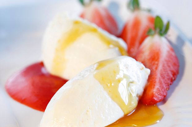 Ricotta-Nocken mit Erdbeeren und Orangencaramel