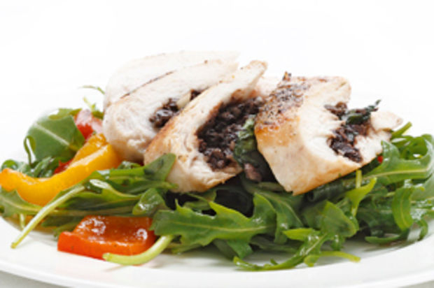 Gefüllte Pouletbrüstchen auf Rucola-Peperoni-Salat