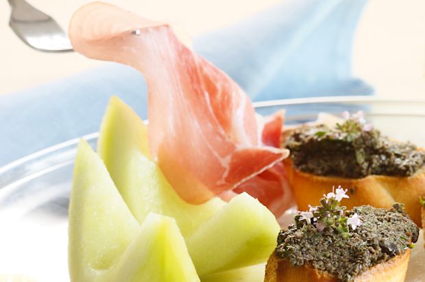 Rohschinken und Melone mit Oliven-Crostini