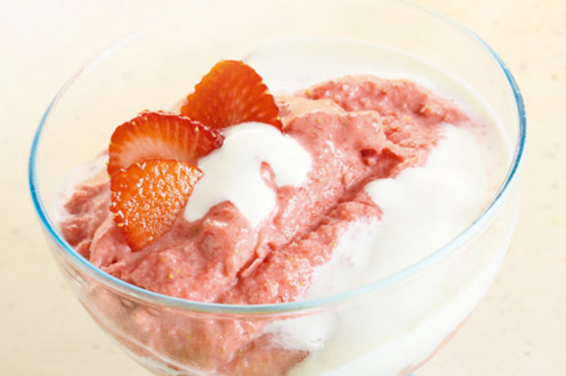 Erdbeerglace mit Joghurthäubchen