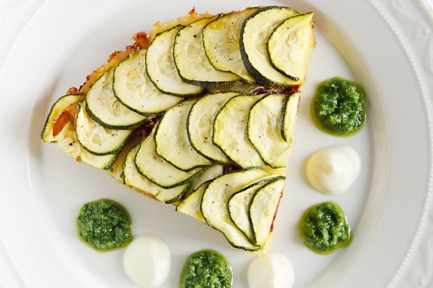 Zucchetti-Kartoffel-Tarte mit Pesto und Sauerrahmsauce