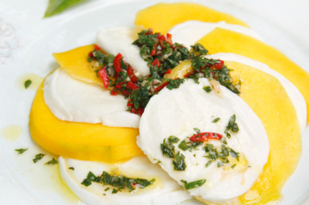 Mozzarella mit Mango an Chili-Vinaigrette