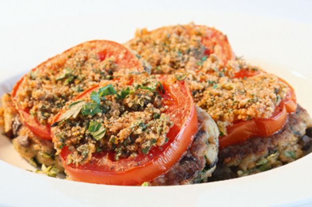 Auberginenküchlein mit Kräutertomaten
