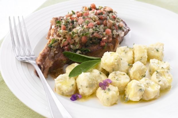Überbackene Kalbskoteletts mit Salbei-Gnocchi