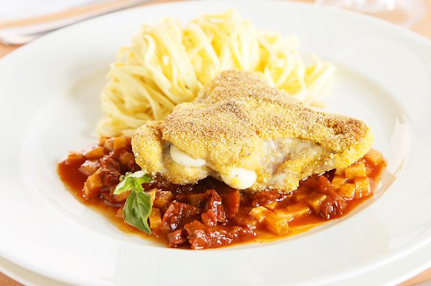 Gefüllte Trutenschnitzel an Dörrtomatensauce