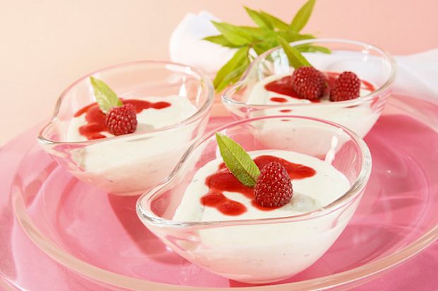Gurkenmousse mit Minze und Himbeeren