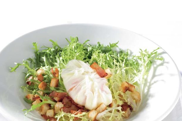 Wintersalat mit pochiertem Ei