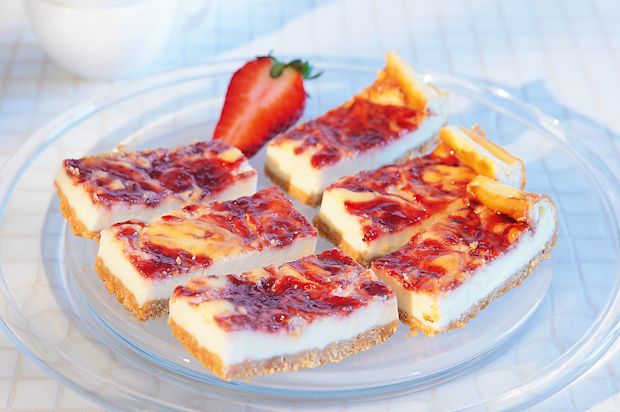 Englischer Marmor-Cheesecake mit Erdbeeren