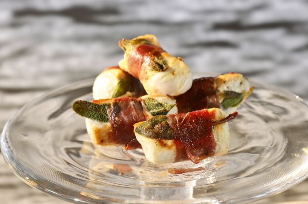 Poulethäppchen mit Parmaschinken und Paprika-Dip
