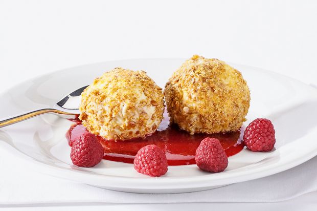 Krokant-Glacekugeln mit Himbeersauce
