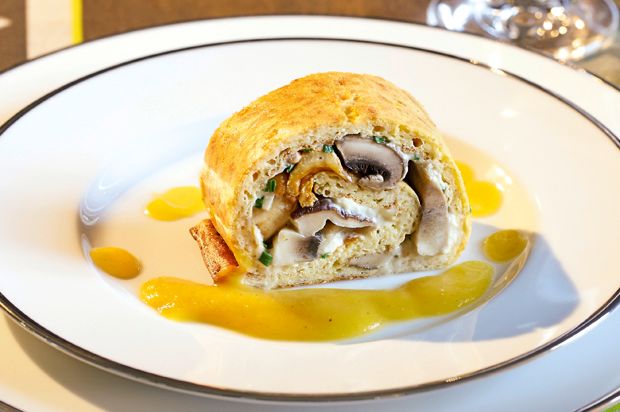 Käseroulade mit Pilzen und Kürbissauce