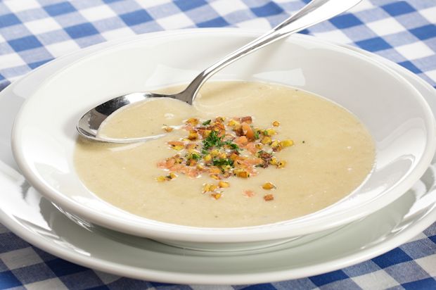 Kartoffelsuppe mit Buttermilch und Rauchlachs