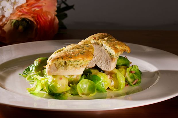 Soufflierte Pouletbrüstchen auf Rosenkohl