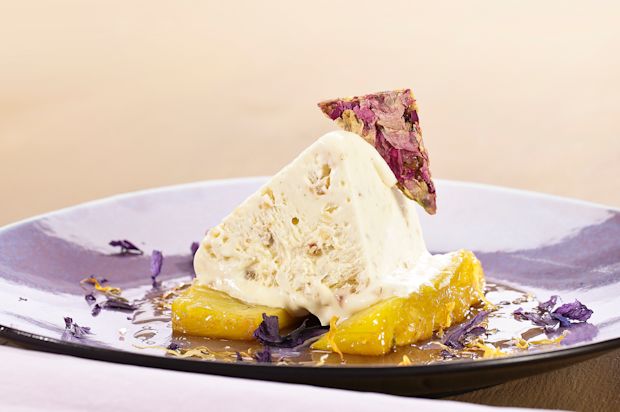 Rosmarin-Ananas mit Pinienkern-Parfait
